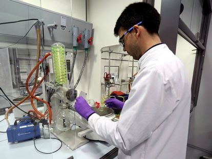 Un trabajador, en el laboratorio de la compañía farmacéutica PharmaMar.