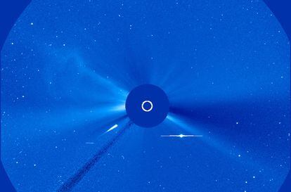 Imagen de un cometa de la familia Kreutz que se observa a la izquierda (abajo) del disco solar tapado por una máscara en el telescopio 'SOHO'; abajo, a la derecha destaca Mercurio