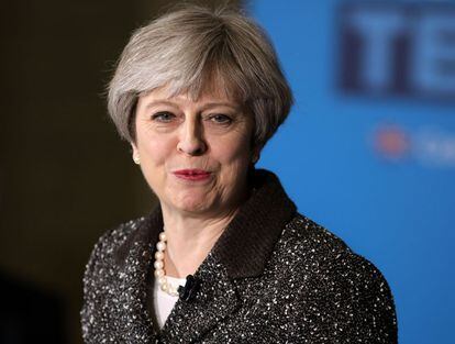 La líder ‘tory’ Andrea Leadsom tuvo que pedir disculpas a Theresa May (en la foto) por afirmar en una entrevista que el no tener hijos la hacía estar en desventaja en su carrera política.