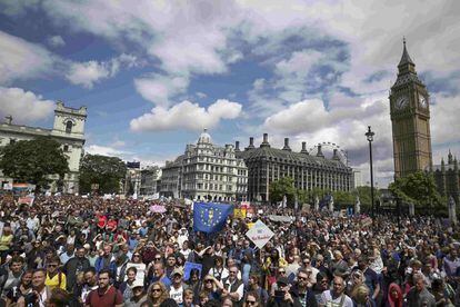 Vista general de la protesta en el centro de Londres con el Big Ben al fondo.