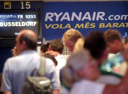 Clientes de Ryanair esperan la salida de su vuelo ayer en el aeropuerto de Girona.
