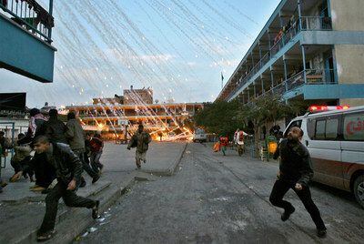 Civiles palestinos buscan refugio durante un ataque israelí con bombas de racimo en Gaza, en 2009.