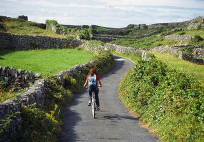 Una ciclista en las islas de Arán (Irlanda).