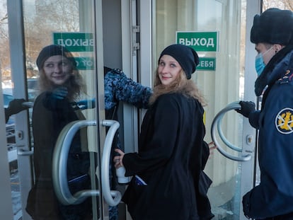 Maria Alyokhina, miembro de Pussy Riot, entra en el Tribunal de la Ciudad de Moscú, en febrero de 2021.