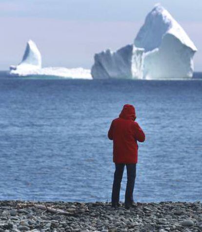 Un hombre hace fotos al bloque de hielo, el 10 de abril.