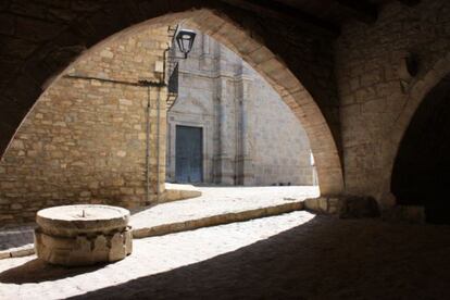 Arcos góticos en el pueblo de Ares.