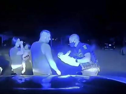 Un policía salva la vida de un bebé cuando se ahogaba por ingerir leche