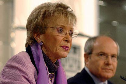 María Teresa Fernández de la Vega y José Montilla, durante la rueda de prensa posterior al Consejo de Ministros.