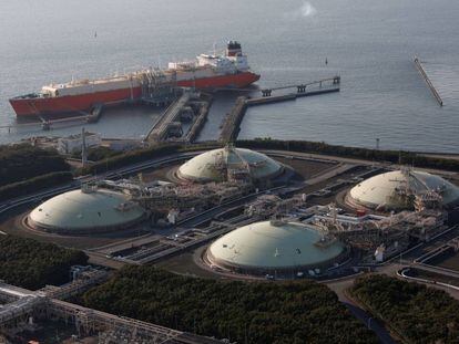 Tanques de almacenamiento de gas natural licuado (GNL) y un metanero, al este de Tokio Febrero