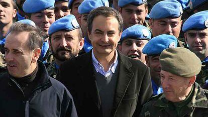 El ministro de Defensa, José Antonio Alonso (izquierda), y Rodríguez Zapatero, en el centro, posan junto a militares españoles en Líbano.