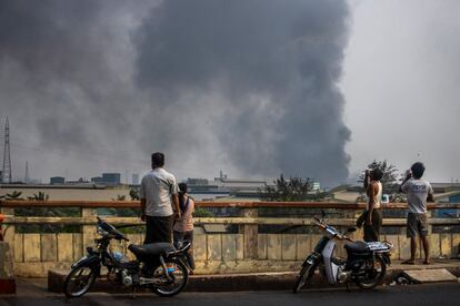 Una columna de humo sale de la zona industrial de Hlaing Thar Yar, en Yangón, la capital birmana, este domingo.