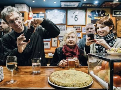 Unos comensales fotografían la famosa tortilla del bar Nestor, en San Sebastián.