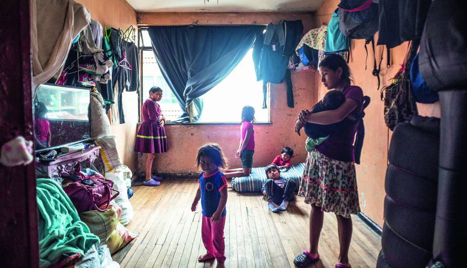 Familia de la comunidad embera, hacinada en un piso de la capital colombiana, Bogotá.