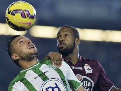 Ghilas pelea un balón aéreo con Sidnei.