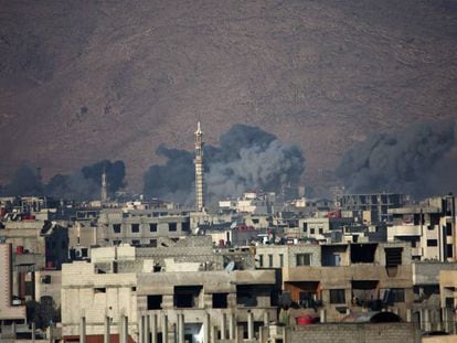 Humo de los bombardeos en Harasta, cerca de Damasco, el 30 de diciembre e 2017. 