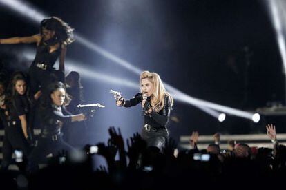 La cantante Madonna en un momento de su concierto en Par&iacute;s.