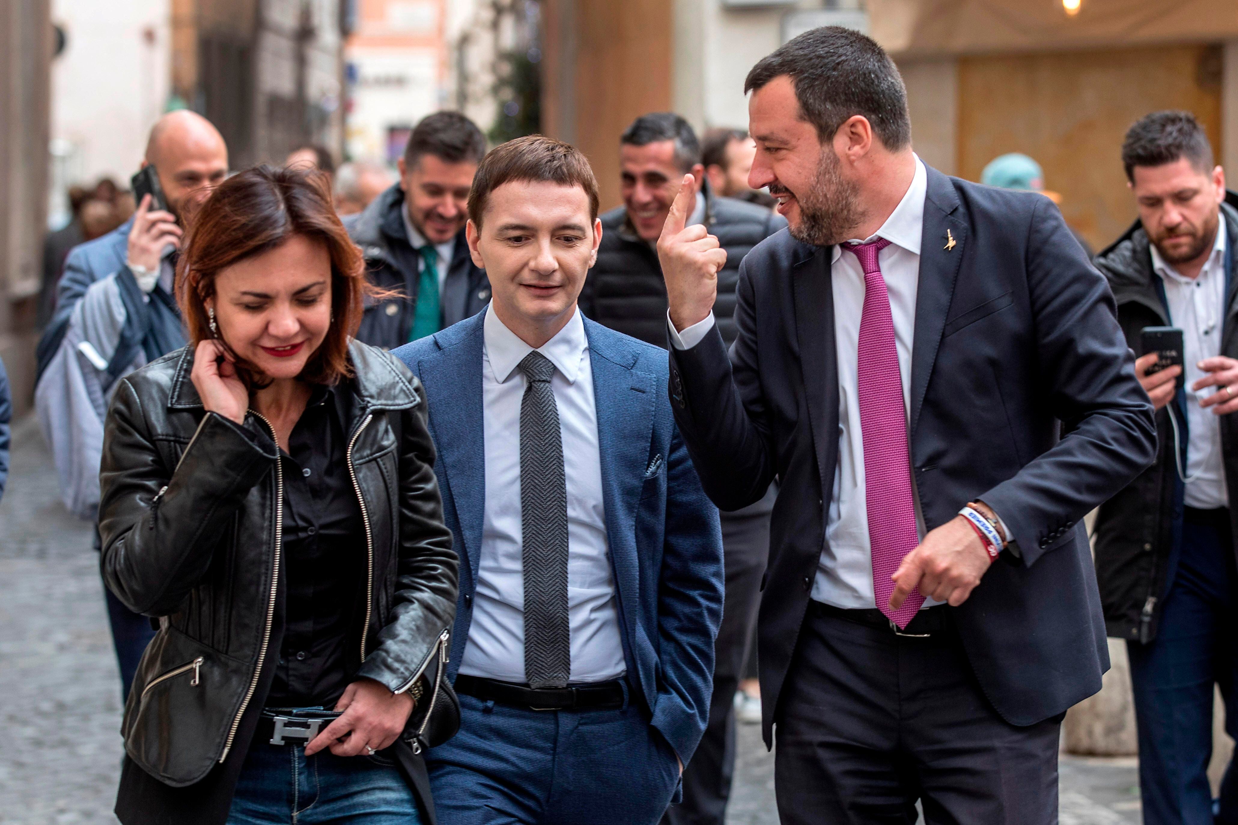 Iva Garibaldi (entonces portavoz de Salvini), Luca Morisi (responsable de comunicación) y Matteo Salvini (en ese momento, ministro del Interior), en Roma, en marzo de 2019.