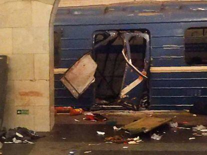 Vagón del tren del metro atacado este lunes en San Petersburgo. En vídeo, nuevas imágenes grabadas tras la llegada del tren al andén.