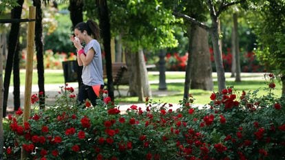 Una mujer, en el parque del Retiro, en Madrid.