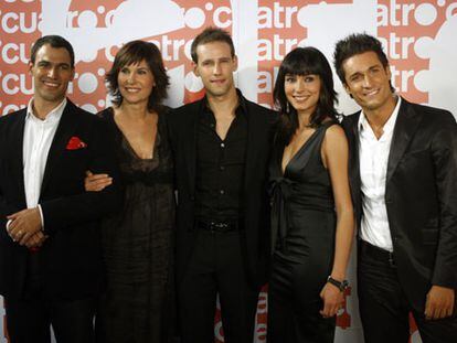 Concha García Campoy, junto a algunos de los colaboradores de su magacín. De izquierda a derecha, Darío Barrio, Gonzalo Miró, Marta Fernández y Aitor Trigos.