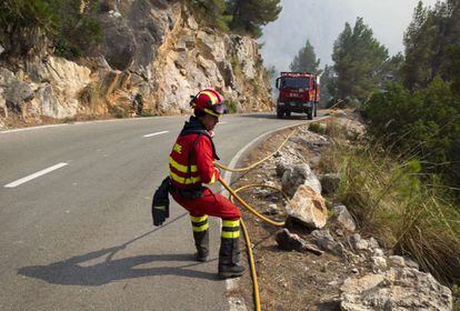 Un miembro de la UME trabaja en la extinción del incendio en Andratx.