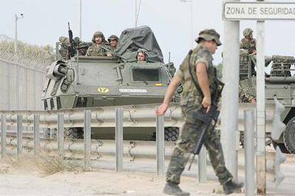 Soldados españoles patrullan en el perímetro fronterizo de Melilla.