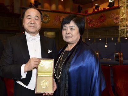 El Premio Nobel de Literatura Mo Yan posa junto a su esposa, Quinlan Du, despu&eacute;s de recibir el galard&oacute;n en la ceremonia de entrega de los Premios Nobel.