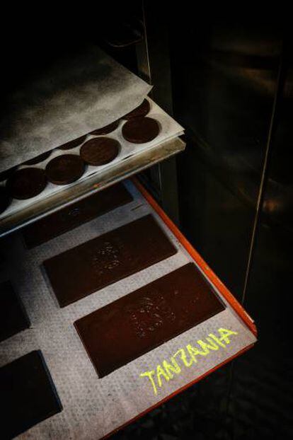 Una de les singulariats del 'bean to bar' és que la xocolata s’elabora amb grans de cacau d’un sol origen, sense mescles, com són les rajoles de Tanzània del Museu de la Xocolata.