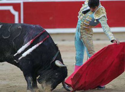 Miguel Ángel Perera con su segundo toro, al que cortó una oreja.