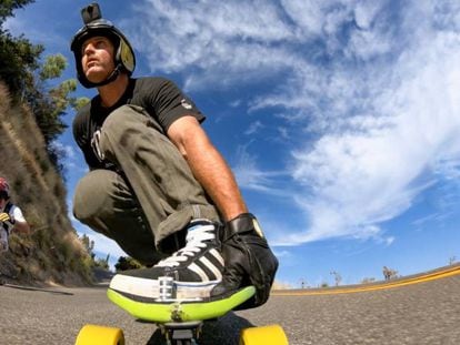 Dos personas hacen skateboard en una carretera mientras se graban con la cámara GoPro Fusion.