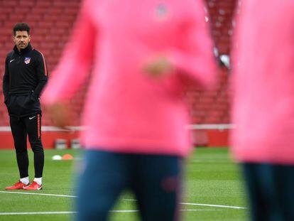 Simeone, en el entrenamiento del Atlético en Londres.