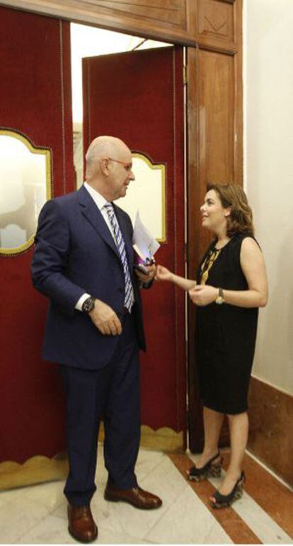 Soraya Sáenz de Santamaría (PP) y Josep Antoni Duran Lleida (CiU) charlan hoy en el Congreso.