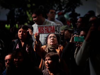  Familiares de los estudiantes desaparecidos de Ayotzinapa y activistas asisten a la entrega del segundo informe del Grupo Interdisciplinario de Expertos Independientes.