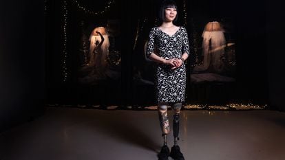 La artista japonesa Mari Katayama, en la exposición 'Loving the Alien', en la Casa Encendida, en Madrid.