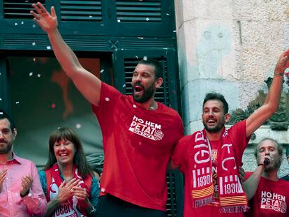 Marc Gasol y Cristhian Stuani celebran los ascensos a la máxima categoría de los equipos de baloncesto y fútbol del Girona.