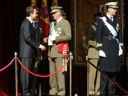 Zapatero conversa con el Rey en su primer desfile del 12 de octubre como presidente.