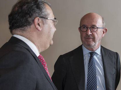 Los expresidentes del Banco Popular, Ángel Ron (izquierda) y Emilio Saracho. 