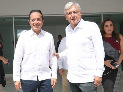 Carlos Joaquín González, entonces gobernador de Quintana Roo, con Andrés Manuel López Obrador, en 2018.