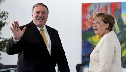 El secretario de Exteriores estadounidense, Mike Pompeo, saluda durante su visita a la cancillería, junto a la canciller, Angela Merkel.