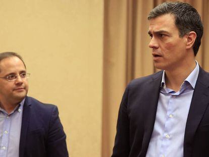 Los socialistas César Luena y Pedro Sánchez. | Vídeo: El ministro de Hacienda en funciones, Cristobal Montoro, habla sobre la necesidad del ahorro en la campaña.