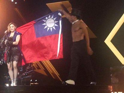 Madonna, sostiene la bandera de Taiw&aacute;n durante su concierto en Taipei.