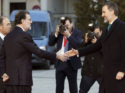 El rey Felipe VI saluda a Mariano Rajoy.