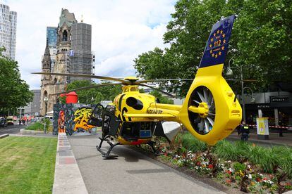 Un helicóptero sanitario desplazado a la calle Tauentzien, escenario del atropello múltiple este miércoles en el centro de Berlín. 