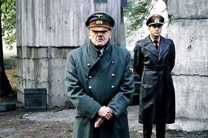 Bruno Ganz (Adolf Hitler, a la izquierda) y Heino Ferch (Albert Speer), en una imagen de <i>El hundimiento.</i><b> </b>