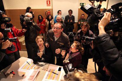 Bernat Pellisa, el alcalde Rasquera, Tarragona, con su grupo político en el momento de conocer el resultado de la votación para cultivar marihuana en el municipio.