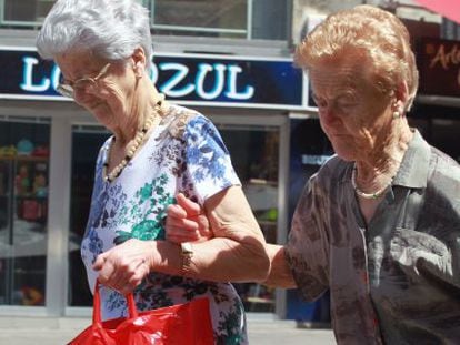 Dos jubiladas pasean por una calle de Madrid.