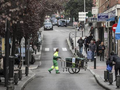 Una barrendera cruza la calle de Monte Igueldo, en Puente de Vallecas.