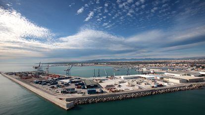 Zona de carga y descarga de buques en el puerto de Castellón.