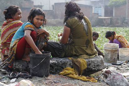 Mujeres en el 'slum' de Varanasi.