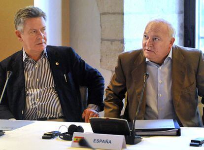 El ministro español de Exteriores, Miguel Ángel Moratinos, y su homólogo belga, Karel De Gucht, hoy en Aviñón